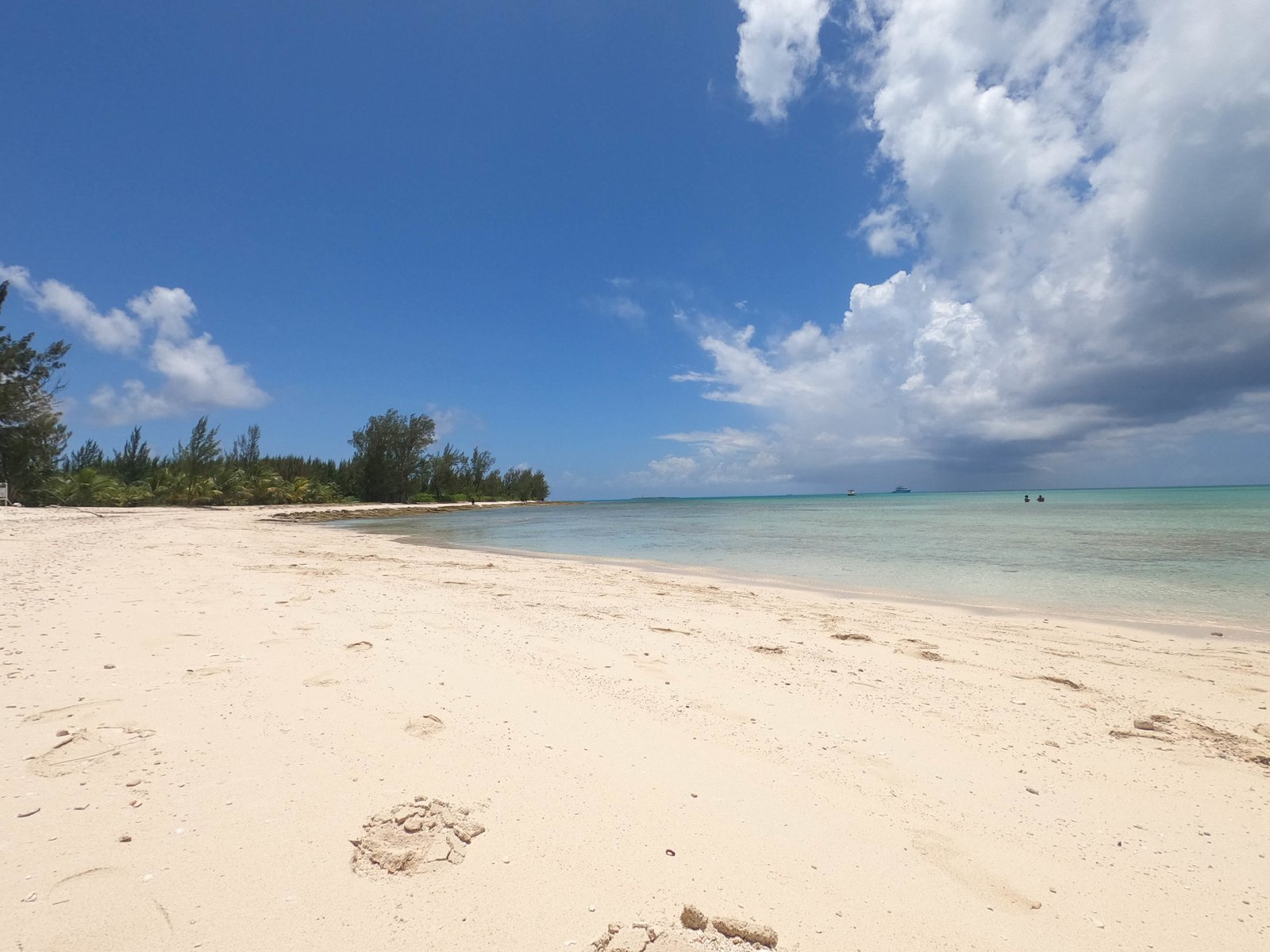 Jaws Beach- Best Beaches in Nassau